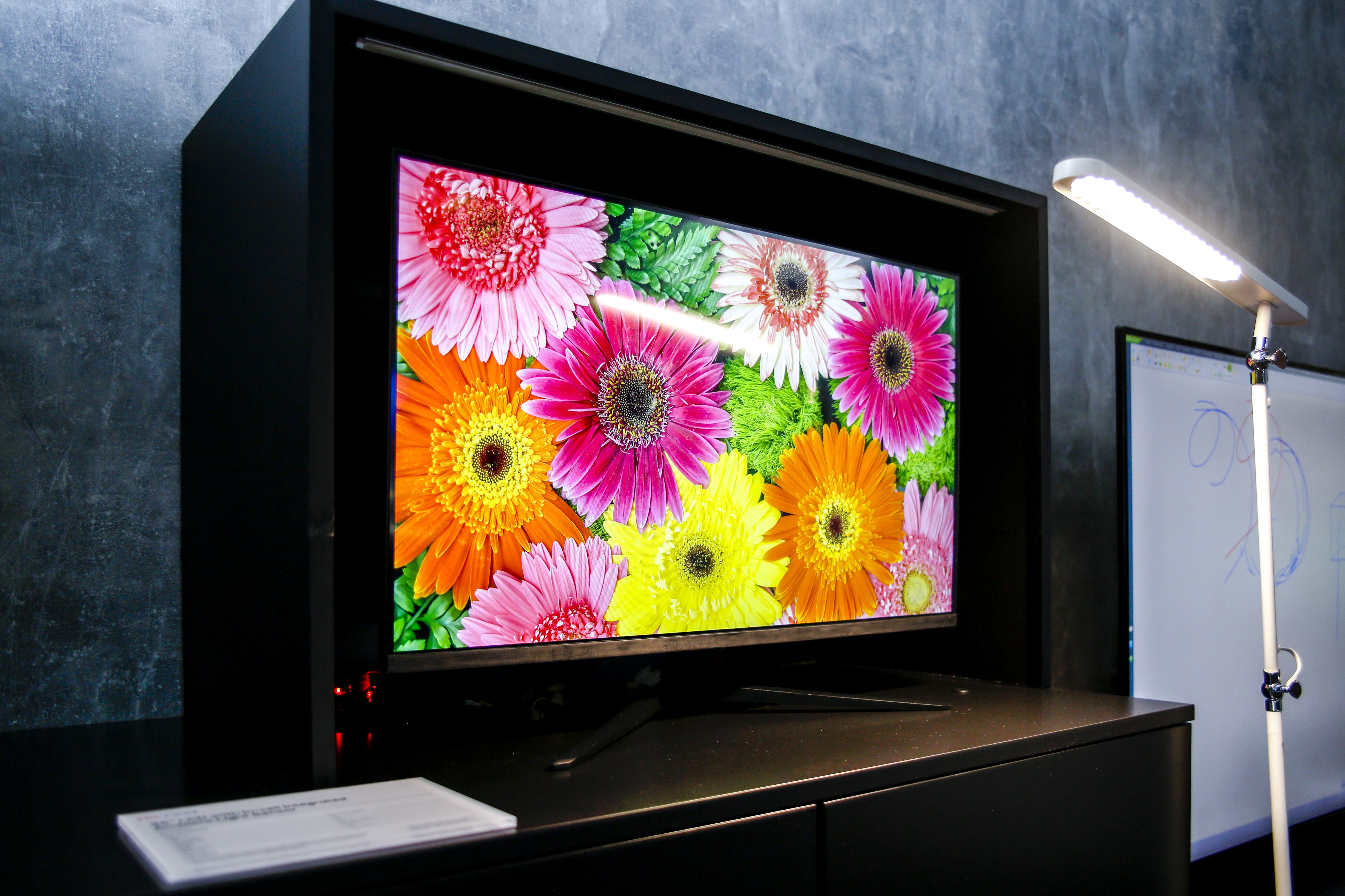 TCLåææè³äº®ç¸IFA2022: ç¨åæ°å®åæå®½ç§æè¾¹ç